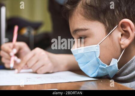 Fernunterricht. Mutter hilft Vorschulkind, Unterricht zu tun. Ausbildung in Quarantäne Zeit. Schutz von Kindern während der Coronavirus Pandemie Stockfoto