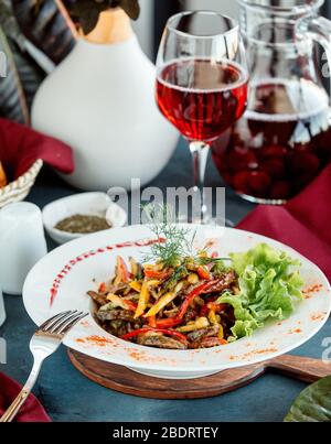 Gebratener Rindfleischsalat mit bunten Paprika Gurken Mais und Kräuter Stockfoto