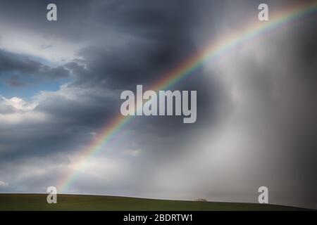 Regenbogen über der Colorado Prairie Stockfoto