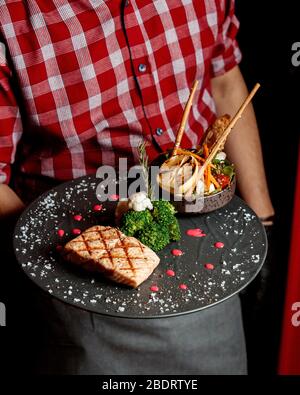 Gegrilltes Lachsfilet mit Gemüsesalat Stockfoto