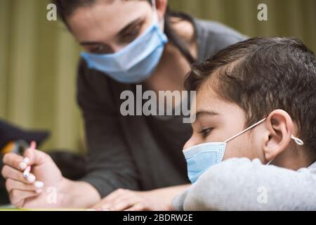 Fernunterricht. Mutter hilft Vorschulkind, Unterricht zu tun. Ausbildung in Quarantäne Zeit. Schutz von Kindern während der Coronavirus Pandemie Stockfoto