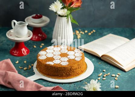 Honigkuchen mit Zuckerpulver in Bienenstock-Form dekoriert Stockfoto