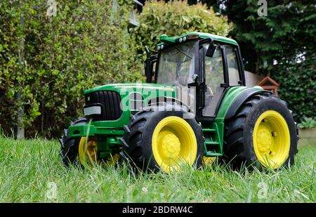 Großer John Deere-Landtraktor Stockfoto