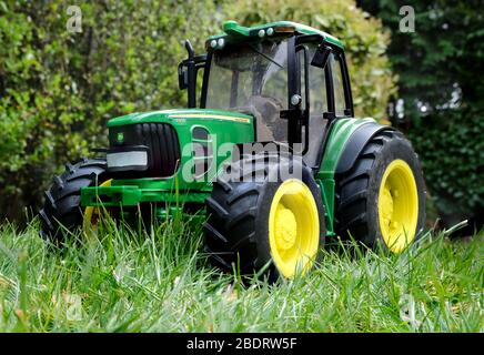 Großer John Deere-Landtraktor Stockfoto