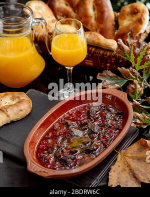 Lammgericht mit Zwiebeln und Granatapfel in Öl gekocht Stockfoto