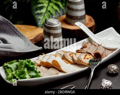 Fleischplatte mit Fleischpastete Roulette geräucherte Fleischscheiben Stockfoto