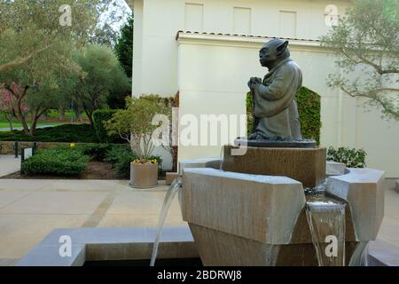 Lebensgroße Bronze-Yoda-Statue am Eingang zum Lucasfilms-Hauptquartier, Letterman Digital Arts Center; Presidio-Viertel in San Francisco, CA. Stockfoto