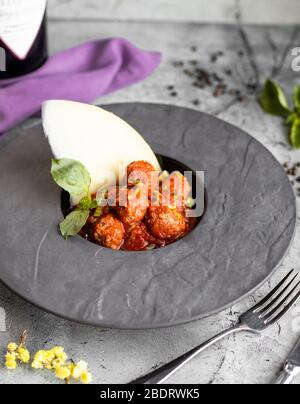 Fleischbällchen in Tomatensauce gekocht Stockfoto
