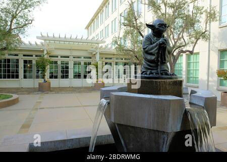 Lebensgroße Bronze-Yoda-Statue am Eingang zum Lucasfilms-Hauptquartier, Letterman Digital Arts Center; Presidio-Viertel in San Francisco, CA. Stockfoto