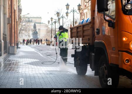 Sankt Petersburg, Russland - 7. April 2020. Desinfektion der Straßen im Stadtzentrum während einer Pandemie. St. Petersburg. Russland. Stockfoto