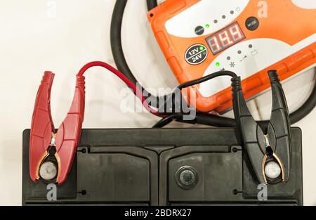 Autobatterie mit zwei Jumper-Kabel an die Klemmen Schuss über weiße  abgeschnitten Stockfotografie - Alamy