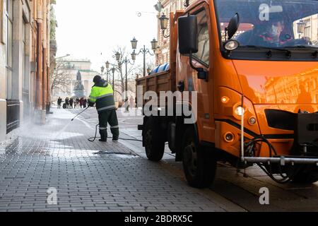 Sankt Petersburg, Russland - 7. April 2020. Desinfektion der Straßen im Stadtzentrum während einer Pandemie. St. Petersburg. Russland. Stockfoto