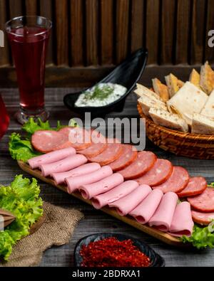 Salami-Platte mit Pfefferoni und Salami Stockfoto