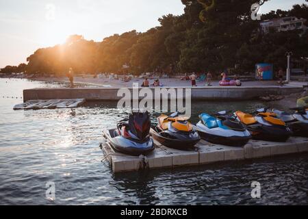 Jet-Ski-Parkplatz am Stadtstrand in Kroatien. Vintage Toning Fotos Stockfoto