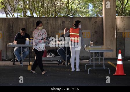 Portland, USA. April 2020. Schulmitarbeiter geben Chromebooks und andere Fernschulmaterialien am 9. April 2020 in der Zentrale der Portland Public Schools in Portland, Ore. heraus. Gouverneur Brown kündigte gestern an, dass alle öffentlichen Schulen des Staates wegen der Coronavirus-Pandemie für den Rest des akademischen Jahres geschlossen werden. (Foto von Alex Milan Tracy/Sipa USA) Credit: SIPA USA/Alamy Live News Stockfoto