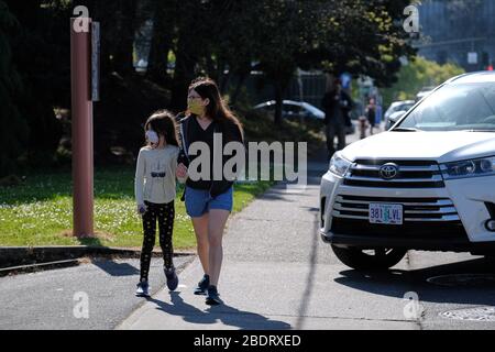 Portland, USA. April 2020. Eine Mutter und eine Tochter kommen am Hauptsitz der Portland Public Schools an, um am 9. April 2020 ein Chromebook und andere Fernlernmaterialien in Portland, Ore. abzuholen. Gouverneur Brown kündigte gestern an, dass alle öffentlichen Schulen des Staates wegen der Coronavirus-Pandemie für den Rest des akademischen Jahres geschlossen werden. (Foto von Alex Milan Tracy/Sipa USA) Credit: SIPA USA/Alamy Live News Stockfoto