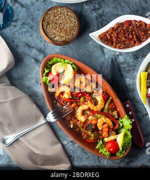 Garneleneintopf mit Paprika, Pilzkarotte und Tomaten Stockfoto