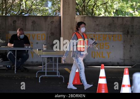 Portland, USA. April 2020. Am 9. April 2020 gibt eine Frau Chromebooks und andere Fernschulmaterialien in der Zentrale der Portland Public Schools in Portland, Ore., heraus. Gouverneur Brown kündigte gestern an, dass alle öffentlichen Schulen des Staates wegen der Coronavirus-Pandemie für den Rest des akademischen Jahres geschlossen werden. (Foto von Alex Milan Tracy/Sipa USA) Credit: SIPA USA/Alamy Live News Stockfoto
