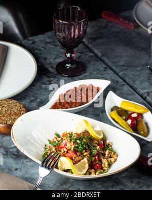 Beilagen mit Tomatensalat und würzigem Auberginensalat Stockfoto