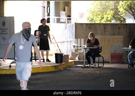 Portland, USA. April 2020. Schulmitarbeiter geben Chromebooks und andere Fernschulmaterialien am 9. April 2020 in der Zentrale der Portland Public Schools in Portland, Ore. heraus. Gouverneur Brown kündigte gestern an, dass alle öffentlichen Schulen des Staates wegen der Coronavirus-Pandemie für den Rest des akademischen Jahres geschlossen werden. (Foto von Alex Milan Tracy/Sipa USA) Credit: SIPA USA/Alamy Live News Stockfoto