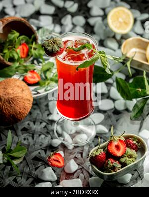 Erdbeer-Cocktail garniert mit Erdbeere und Minze Stockfoto