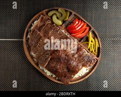 Steak Scheiben auf Reis mit Tomatenscheiben eingelegte Gurken und Paprika servieren Stockfoto