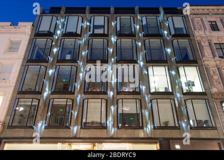 2010s Architektur Fassade Aufzugsleuchten Beleuchtung LED-Leuchten 50 New Bond Street, London W1S von Eric Parry Architects Stockfoto