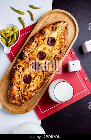 türkischer Pide mit Pfefferoni und Käse serviert mit Ayran Stockfoto