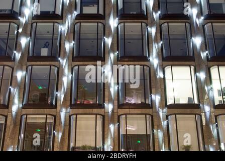 2010s Architektur Fassade Aufzugsleuchten Beleuchtung LED-Leuchten 50 New Bond Street, London W1S von Eric Parry Architects Stockfoto