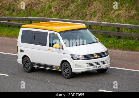 2016 weiss gelb Volkswagen Transporter T28 S-Line TD; Touring Caravans und Reisemobile, Wohnmobil, Wohnmobil, Familienurlaub, Caravanettenurlaub, Caravanurlaub, Leben auf der Straße, Stockfoto