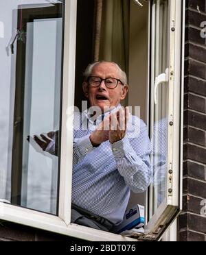 Harrogate, North Yorkshire, Großbritannien. April 2020. John Shannon, der 103 ist, kam aus seinem Fenster, um unsere NHS-Hauptarbeiter als Teil der Clap for Our Carers Initiative zu feiern. John wurde aufgrund seiner freiwilligen Arbeit in der Gemeinde, als er 101 war, mit dem Preis "Point of Light in Society" des Premierministers ausgezeichnet. Als Kriegsmarineoffizier half er, die belgische Sektion der Royal Navy zu gründen, und 2013 wurde er eingeladen, den ersten Stützpunkt der belgischen Marine zu eröffnen. Credit: ernesto rogata/Alamy Live News Stockfoto