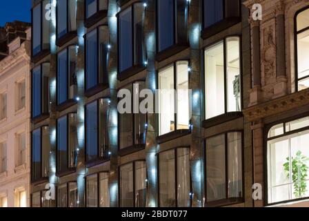 2010s Architektur Fassade Aufzugsleuchten Beleuchtung LED-Leuchten 50 New Bond Street, London W1S von Eric Parry Architects Stockfoto