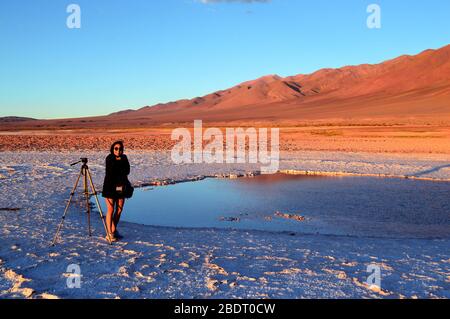 Schöne Lagune in den nahe gelegenen Salzebenen Tolar Grande, Salta, Argentinien Stockfoto