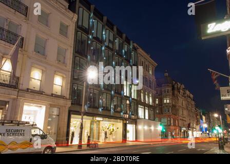 2010s Architektur Fassade Aufzugsleuchten Beleuchtung LED-Leuchten 50 New Bond Street, London W1S von Eric Parry Architects Stockfoto