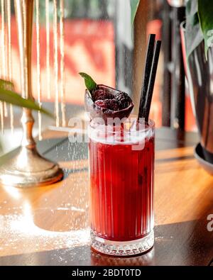 Ein Glas Himbeer-Cocktail garniert mit Schokolade Schüssel mit Himbeeren Stockfoto