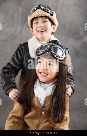 Zwei glückliche kleine Piloten spielen zusammen Stockfoto