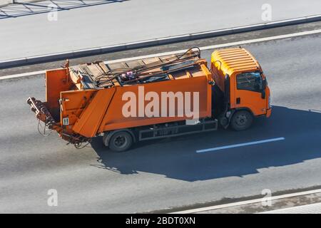 Recycling orange LKW-Fahrten auf der Straße in der Stadt Stockfoto