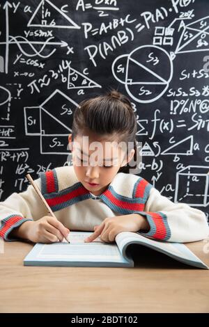 Grundschüler Hausaufgaben ernst Stockfoto