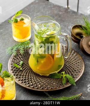 Ein Glas Orange Mojito trinken in Bronze-Platte platziert Stockfoto
