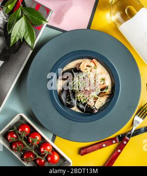 Ein Teller mit cremiger Meeresfrüchensuppe mit Garnelen und Muscheln Stockfoto