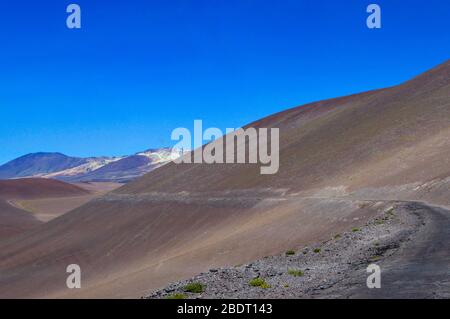 Der gepflasterte Weg, der die Mine La Casualidad mit dem Bahnhof Caipe verbindet. Salta, Argentinien Stockfoto