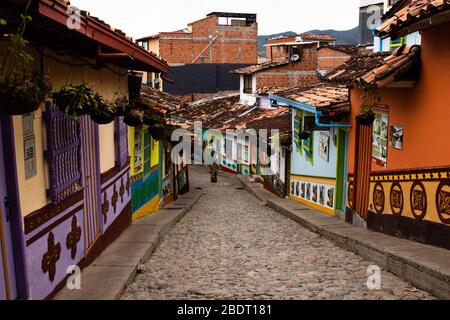 Blick von der Spitze der bunten Straße in Guatape auch Pueblo de Zocalos genannt - schönes kleines Dorf in der Nähe der Stadt Medellin, Kolumbien. Stockfoto