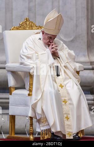 Rom, Staat Vatikanstadt, Staat Vatikanstadt. April 2020. April 2020 - Vatikanstadt (Heiliger Stuhl) - PAPST FRANZISKUS feiert die Messe des Abendmahls am Gründonnerstag mit der Eröffnung des Ostertriduums im Petersdom im Vatikan © EvandroInetti/Pool/Dibanez über ZUMA Wire Credit: Evandroinetti/ZUMA Wire/Alamy Live News Stockfoto