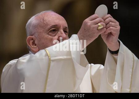 Rom, Staat Vatikanstadt, Staat Vatikanstadt. April 2020. April 2020 - Vatikanstadt (Heiliger Stuhl) - PAPST FRANZISKUS feiert die Messe des Abendmahls am Gründonnerstag mit der Eröffnung des Ostertriduums im Petersdom im Vatikan © EvandroInetti/Pool/Dibanez über ZUMA Wire Credit: Evandroinetti/ZUMA Wire/Alamy Live News Stockfoto