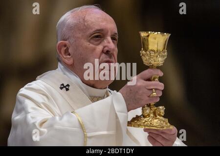 Rom, Staat Vatikanstadt, Staat Vatikanstadt. April 2020. April 2020 - Vatikanstadt (Heiliger Stuhl) - PAPST FRANZISKUS feiert die Messe des Abendmahls am Gründonnerstag mit der Eröffnung des Ostertriduums im Petersdom im Vatikan © EvandroInetti/Pool/Dibanez über ZUMA Wire Credit: Evandroinetti/ZUMA Wire/Alamy Live News Stockfoto