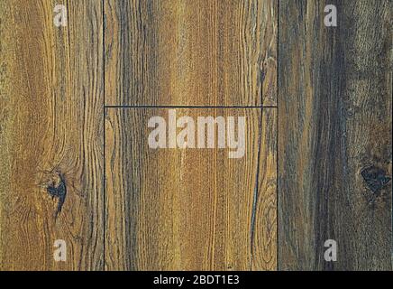 Textur von Holzböden. Grauer, gelber und blauer Hintergrund. Gewellter und knortiger Schnitt eines Baumes. Stockfoto