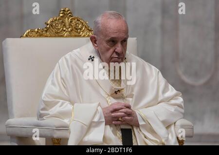 Rom, Staat Vatikanstadt, Staat Vatikanstadt. April 2020. April 2020 - Vatikanstadt (Heiliger Stuhl) - PAPST FRANZISKUS feiert die Messe des Abendmahls am Gründonnerstag mit der Eröffnung des Ostertriduums im Petersdom im Vatikan © EvandroInetti/Pool/Dibanez über ZUMA Wire Credit: Evandroinetti/ZUMA Wire/Alamy Live News Stockfoto