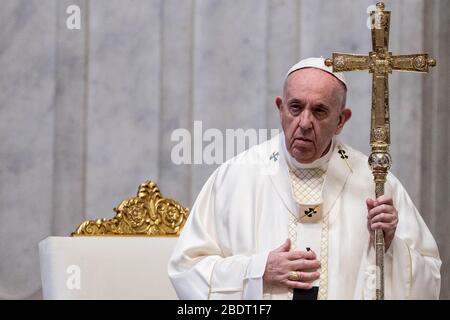 Rom, Staat Vatikanstadt, Staat Vatikanstadt. April 2020. April 2020 - Vatikanstadt (Heiliger Stuhl) - PAPST FRANZISKUS feiert die Messe des Abendmahls am Gründonnerstag mit der Eröffnung des Ostertriduums im Petersdom im Vatikan © EvandroInetti/Pool/Dibanez über ZUMA Wire Credit: Evandroinetti/ZUMA Wire/Alamy Live News Stockfoto