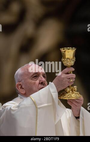 Rom, Staat Vatikanstadt, Staat Vatikanstadt. April 2020. April 2020 - Vatikanstadt (Heiliger Stuhl) - PAPST FRANZISKUS feiert die Messe des Abendmahls am Gründonnerstag mit der Eröffnung des Ostertriduums im Petersdom im Vatikan © EvandroInetti/Pool/Dibanez über ZUMA Wire Credit: Evandroinetti/ZUMA Wire/Alamy Live News Stockfoto