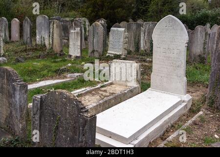 Alte jüdische Gräber auf Southampton Alter Friedhof in Southampton Common, England, Großbritannien Stockfoto